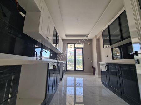 Sancaktepe'de Park Manzaralı Köşebaşı Sıfır Binada 2-banyolu 3+1