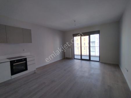 Sur Yapı'da 1+1 Geniş Balkonlu Manzaralı Ara Kat Daire