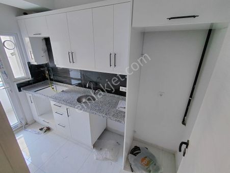 Cadde Üzeri Ayrı Mutfaklıbalkonlu Karanlık Odasız 80m² 2+1 Daire
