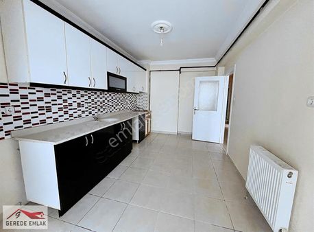 Caddeye Bir Bina Katta İskanlı Geniş Daire Fırsat Dairesi