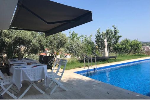 Seferıhısar Sığacık'ta Havuzlu Ve Bahçelı Gırış Kat