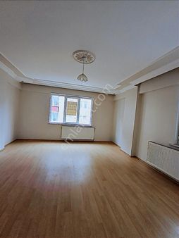 Salı Pazarı Göbeğinde Carfursa Hemen Arkasında Geniş 2+1 Daire