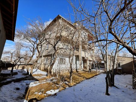 Eskicamide 602m² Çift Yola Cepheli Göl Manzaralı 3 Katlı Ev