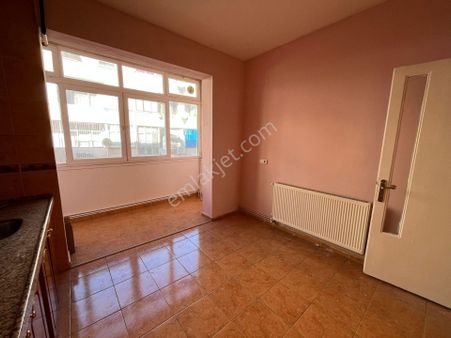 Asil'den Göztepe Stadı Yanı Arakat 2+1 Bakımlı Temiz Daire