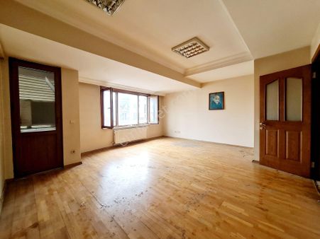 Ümraniye Alemdağ Caddesi Trafiğe Kapalı Kısımda 3+1 135m² Net