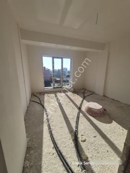 Temellı Merkezde Asansörlü Ön Cephe 2+1