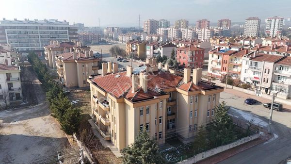 Net Emlaktan Üniversite Karşısında 3+1 Ara Kat Yeni Bina Bakımlı