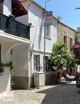 Alaçatı Çarşı İçinde Ticari İşletmeye Uygun Müstakil Ev