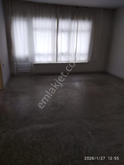Demetevler Metrosuna Yakın, Giriş Kat, Arka Cephe, 3+1 Sobalı Kiralık Daire.