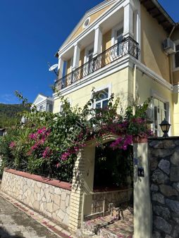 Müjgan Emlaktan Beldibinde Site İçinde Müstakil 3 Katlı Villa