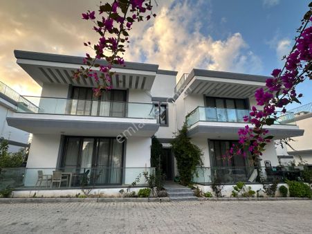 Girne Merkez'de Denize Yakın, Havuzlu Sitede, Eşyalı Satılık 2+1 Daire !!