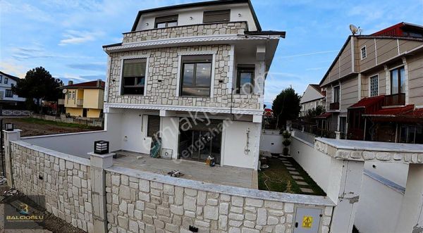 Balcıoğlundan Muhtsem Konumda Havuzlu-havuzsz Genş Bahçeli Villa