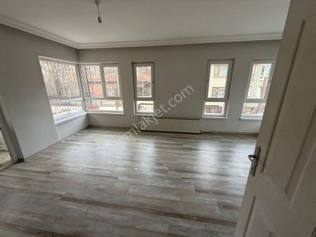 Bilgen Vatan'dan Bağlarbaşı'nda 1. Kat Ön Cephe 2 Balkonlu Geniş 2+1 Satılık Masrafsız Yeni Boyalı