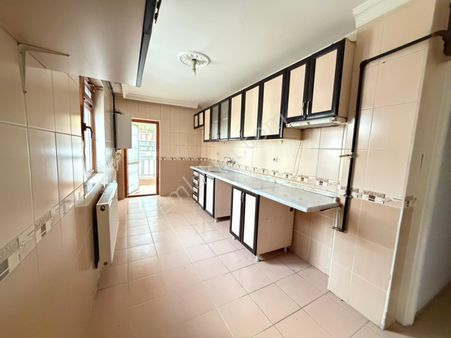 Vatan'da Ufuktepe'de Cadde Üstü Ara Kat Masrafsız Çift Balkonlu Kupon Daire