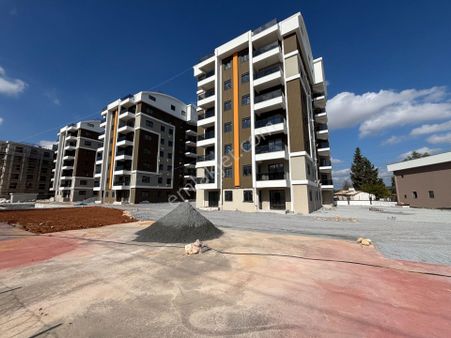 Cadde Üzerinde Yüzme Havuzu Ve Çocuk Oyun Alanı Bulunan Katta 3+1 Daire