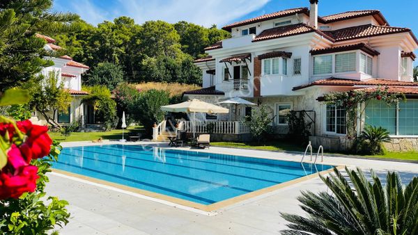 Kemer Kiriş'te Muhteşem Dağ Manzaralı Satılık Tripleks Villa
