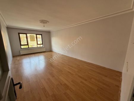 Bilgen Vatan'dan Yeşiltepe'de Cadde Yakını 3. Kat Orta Kat Ön Cephe 3+1 Kiralık Geniş Daire