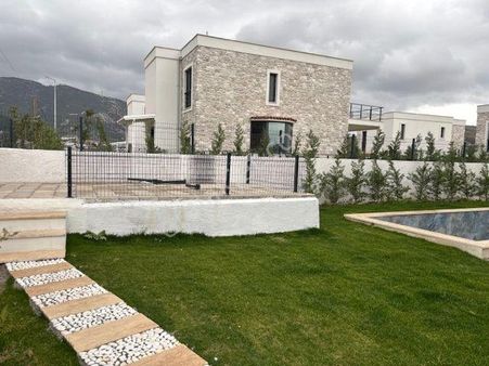 Bodrum Ortakent’te Satılık Özel Havuzlu Bahçeli Sıfır Lüks Villa 4+1