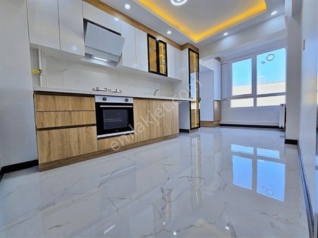 Topçu'da İstasyon Cad. Üzeri 3+1 Ultra Lüks Yapılı Ön Cephe Ev