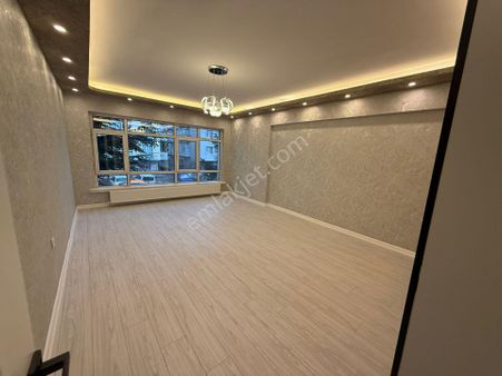 Bilgen Vatan'dan Yakacık'ta Ana Cadde Yakını 1. Kat Ön Cephe 3+1 Megalüks Yapılı Bağımsız Satılık