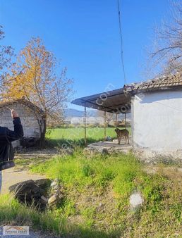 İçinde Kayıtlı Kargır Ev Bulunan Yola Sıfır Tarla