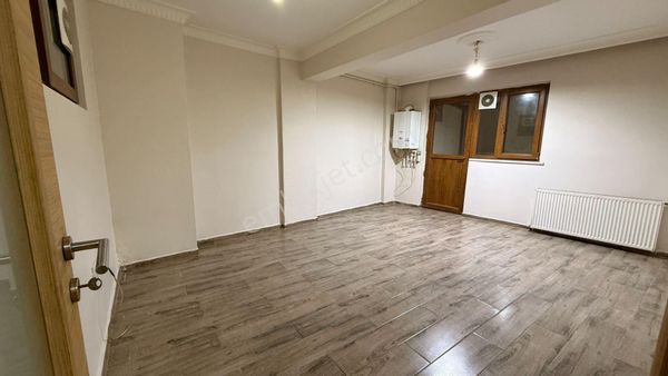 Emlak Uzmanı'ndan Zeytinburnu Yendioğan'da Cadde Üzeri 13 Yıllık Asansörlü Bodrum Daire