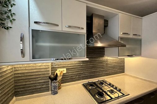 Karşıyaka, Bostanlı'da Müstakil Tadında 3+1 Satılık Daire