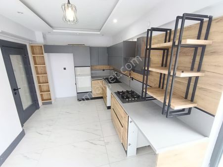 Güngör Caddesinde Kiralık Ara Kat 3+1 Daire