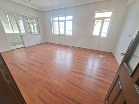 Kiralık Yeni Mh 3+1 Daire 135 M2 3 Kat Geniş Tranvaya Yakın