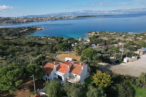 Çeşme Dalyanda Deniz Manzaralı Satılık Villa
