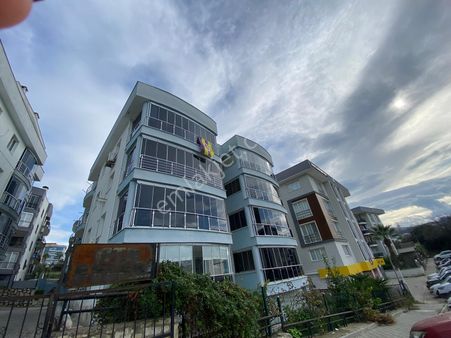 Kuşadası'nda 3+1 Önü Açık Cam Balkonlu Geniş Satılık Lüks Daire