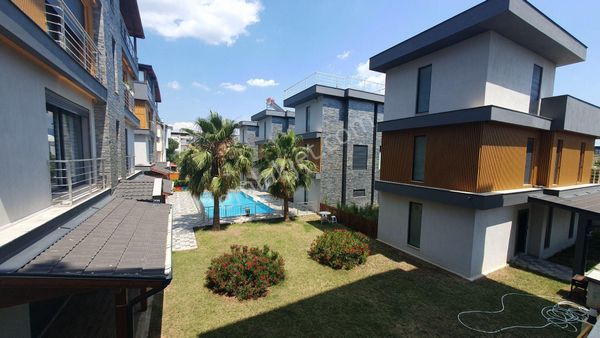 İzmir Seferihisar Payamlı’da 3+1 Havuzlu Site İçerisinde Satılık Trıpleks Yazlık