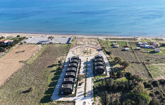 İzmir Seferihisar Atatürk Mahallesi’nde Denize Sıfır Müstakil Tapulu 3+1 Tripleks Yazlık Villa