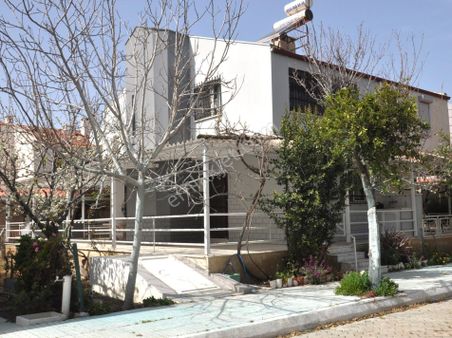 Kuşadası Karaovada Denize 400mt Geniş Bahçeli Verandalı 3+1villa