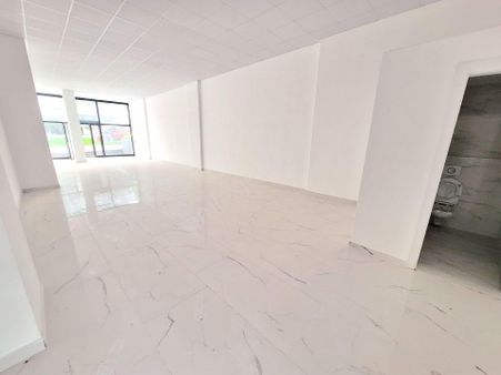 Kuşadası Merkezde(takasa Açık)78m2 Net,sıfır Binada Girişkat Yol Cephelî Satılık İşyeri..