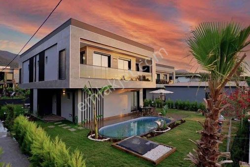 Kuşadası Güzelçamlı'da Özel Havuzlu Satılık 3+1 Fırsat Villa