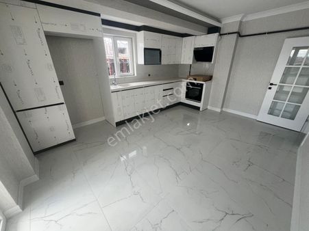 Mç Emlak'tan Yenikent Fevzi Çakmak Mahallesin'de 3+1 Satılık Daire