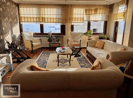 Kartal'da Adalar Ve Deniz Manzaralı Teraslı 6+2 Satılık Dubleks