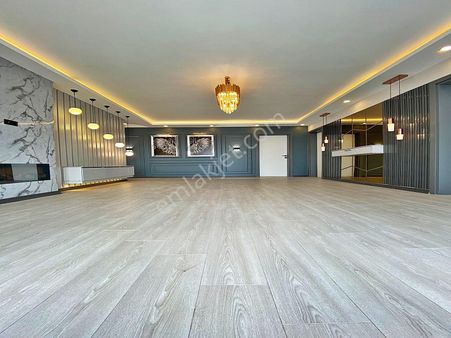 Esenyurt Üçevler Mahallesinde Minimal Dekorlu Geniş Arakat 2+1 Daire