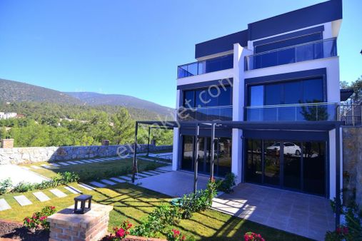 Aydın Akbük'te Satılık 4+2 Havuzlu Bahçeli Full Deniz Ve Orman Manzaralı Eşyalı Müstakil Villla