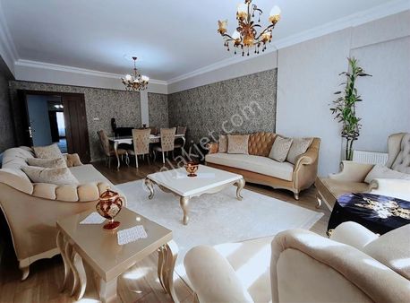 Cadde 17 Emlak'tan 4+1 Bakımlı Daire