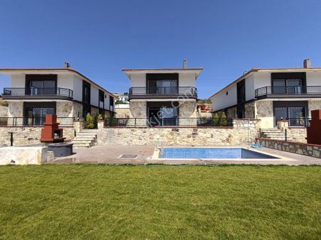 Satılık İzmir Foçaköy De Doğayla İç İçe Müstakil Arsa İçinde Dublex Havuzlu Taş Villa