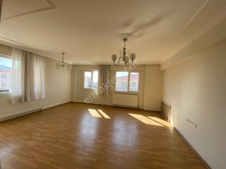 Çiğli Cumhuriyet Mahallesi Centaş Sitesi'nde 3+1 Satılık Daire