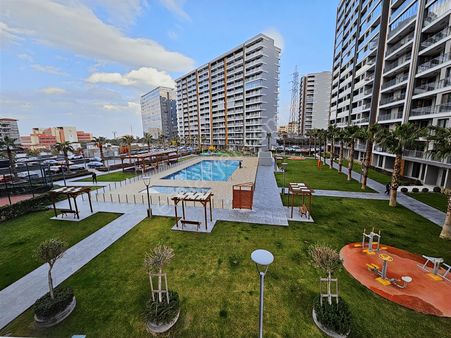 Meydan Projesinde Kiralık Sıfır Eşyalı Havuz Cephe Daire 1+1