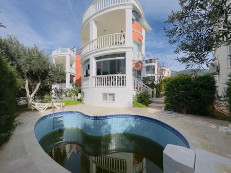 Aydın Akbük'te Şok Fiyatlı 3 Katlı Çift Mutfak Banyolu Kapalı Teraslı Şahane Müstakil Villa