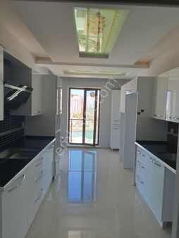 Bostanbaşında Kiralık 4+1 Ara Kat Daire