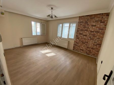 Buca İşçievleri Yiğitler Mah.de 2+1 85m2 Dgazlı Ayrı Mutfak Giriş Kat Kiralık Daire