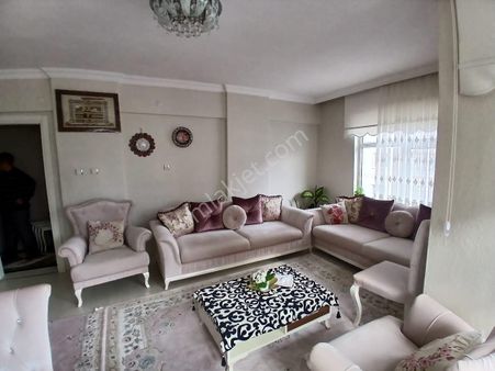 Akçay Emlak'tan Akşehir İstasyon Mahallesinde Asansörlü Ara Kat Komple Bakımlı Satılık 3+1 Daire