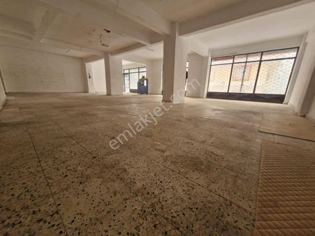 Fatih Emlaktan Çakmak Durağı Yakını 180 Metrekare Dükkan