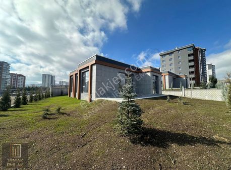 Bağlıca'nın En Nezih Bölgesinde Tek Kat 4+1 Satılık Villa